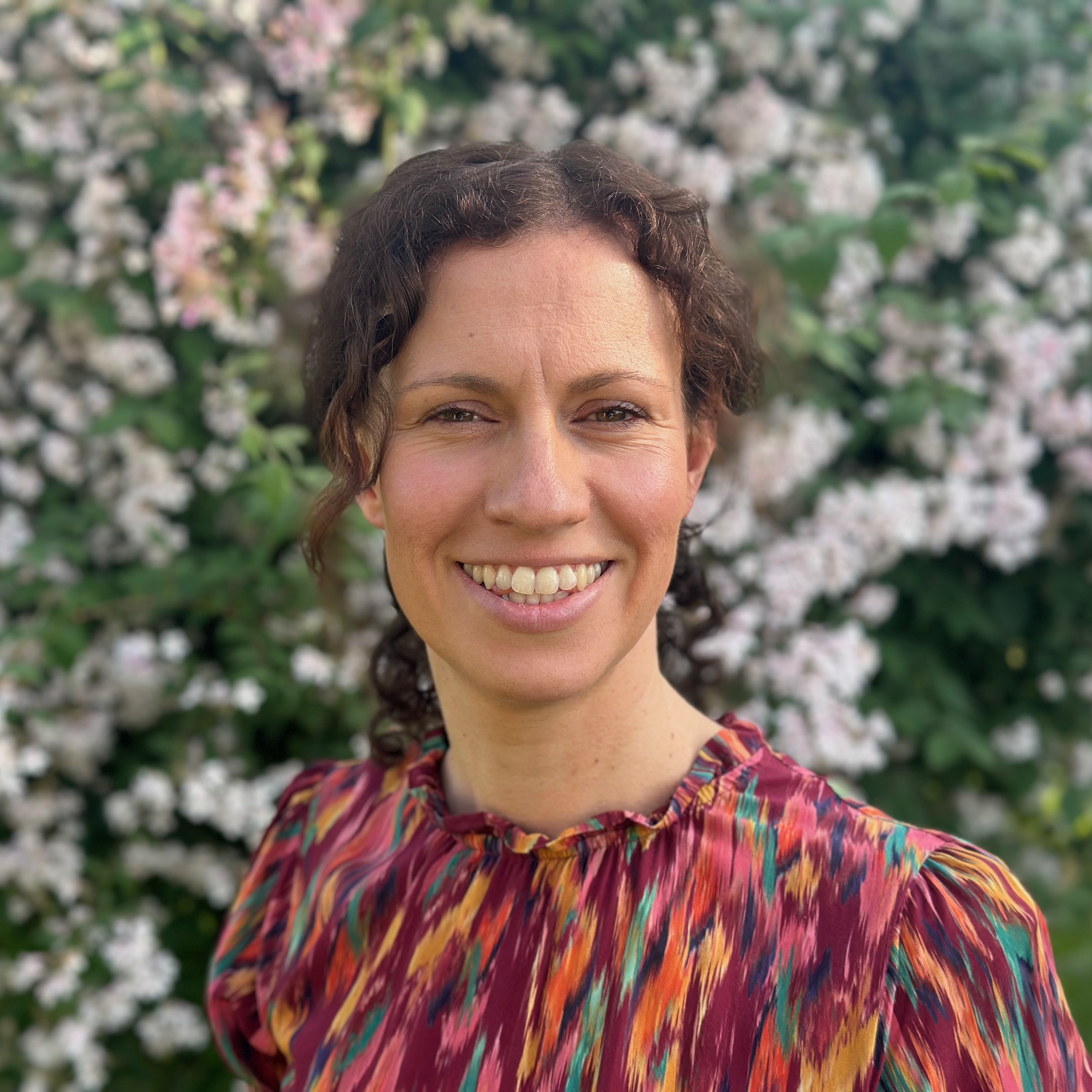 Portrait picture of the author Nora Remé