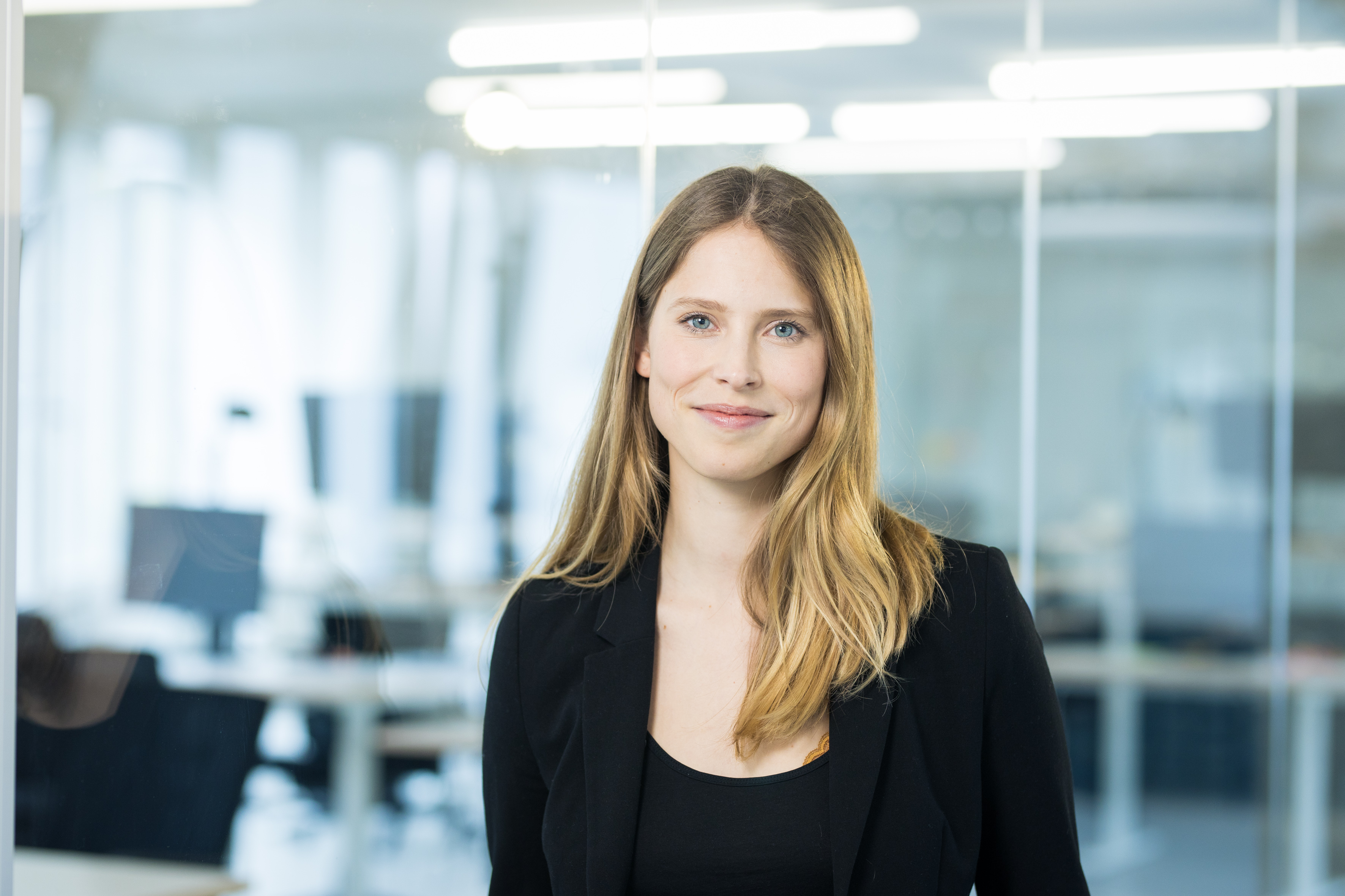 A portrait photo of Sonja Anton in the DigitalService office
