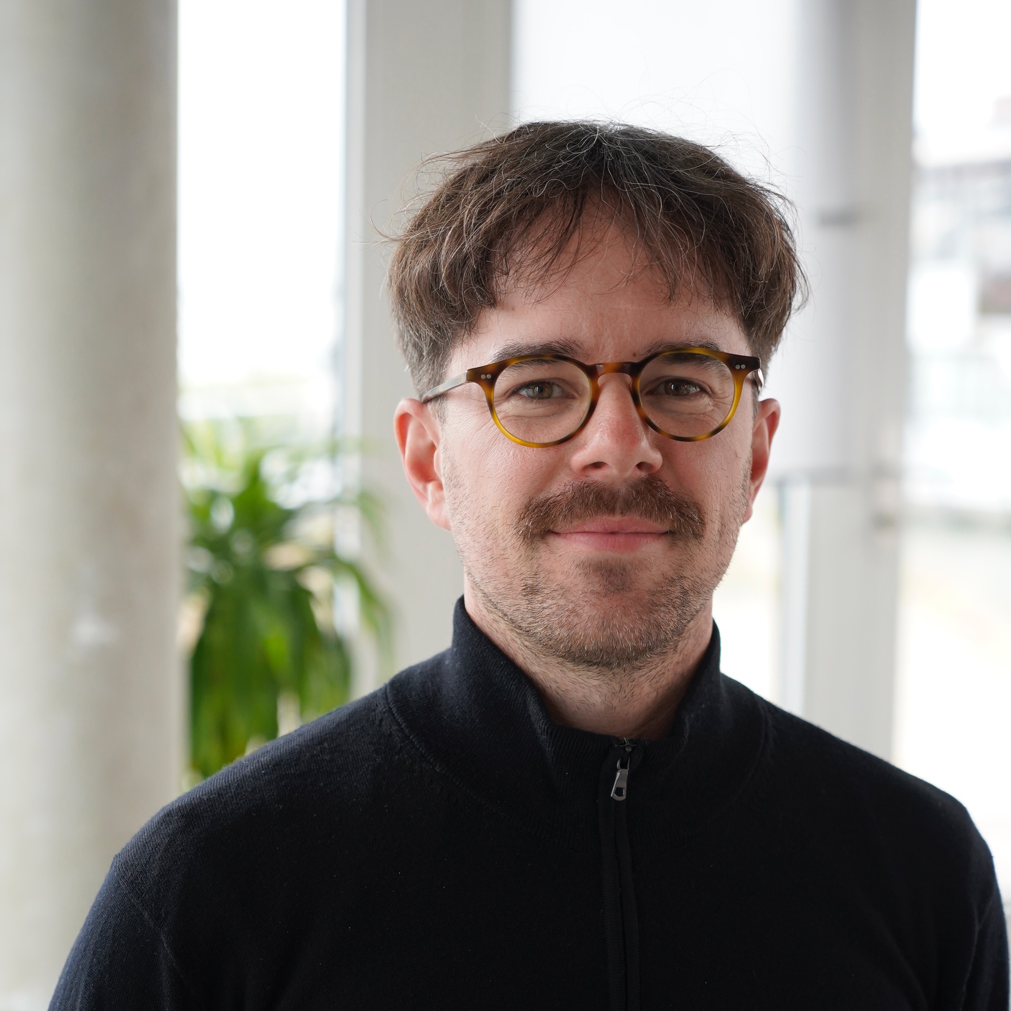 Portrait picture of the author Stefan Matanovic