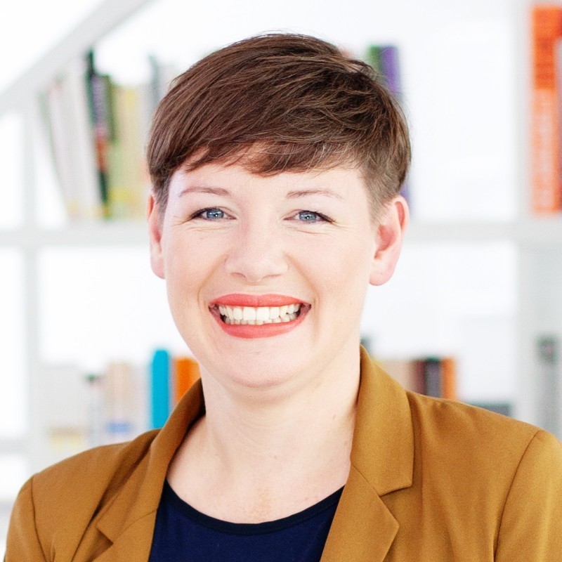 Portrait picture of the author Katrin Lütkemöller Shaw