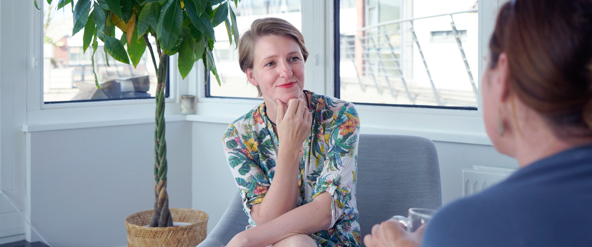 Interview partner Jutta in conversation with a colleague in the DigitalService office