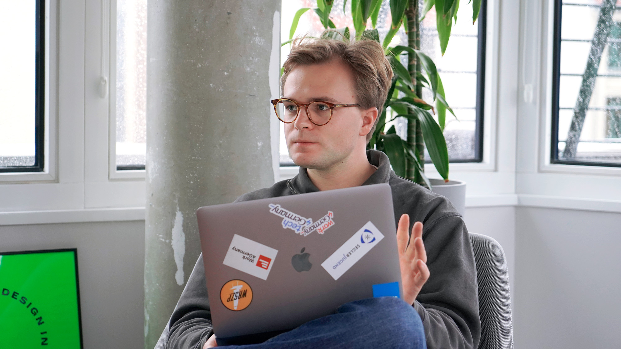 Interviewpartner Moritz im Gespräch mit einem Kollegen im Büro des DigitalService