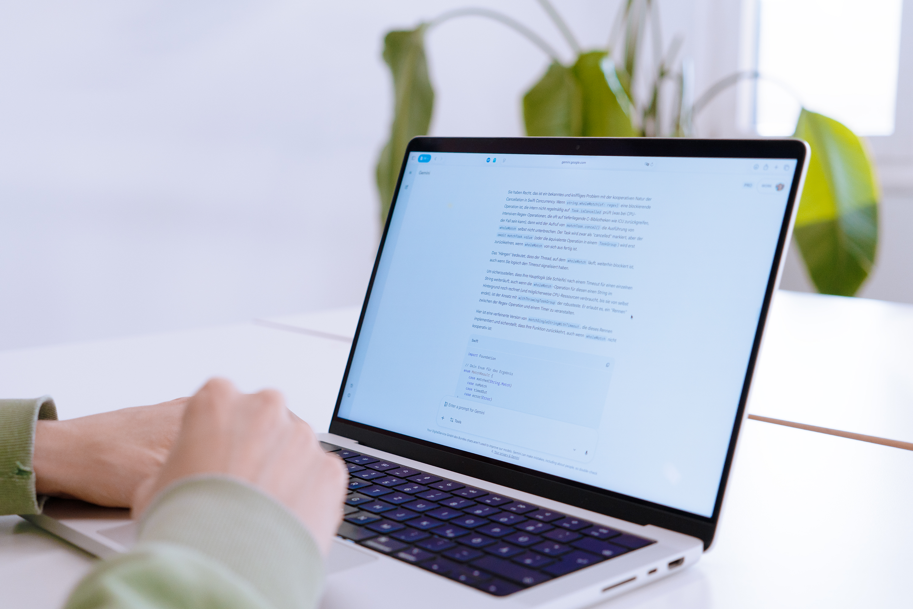 Eine Person arbeitet an einem Laptop mit dem KI-Tool Gemini für die Analyse von Code-Elementen