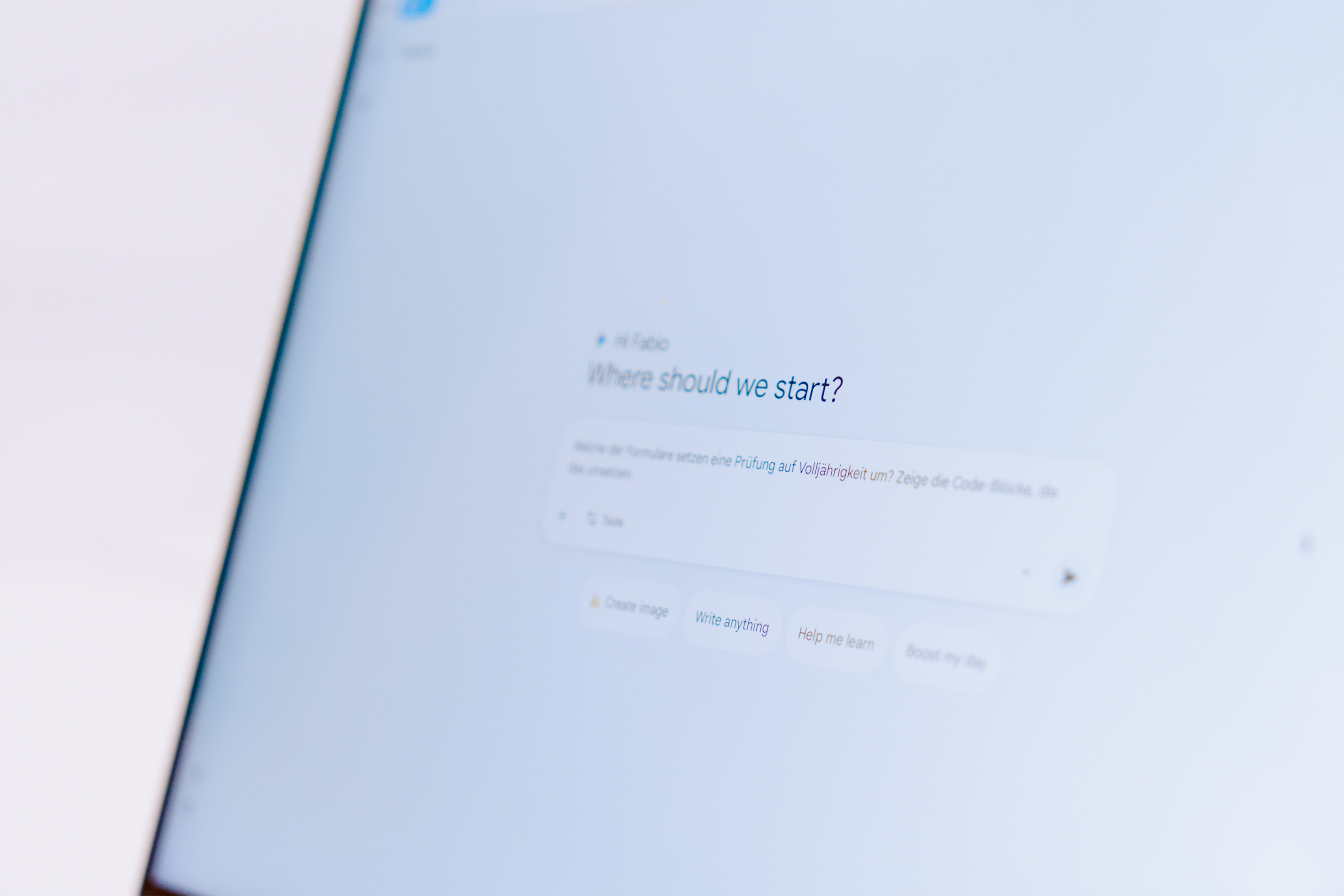 Auf einem Laptop-Bildschirm ist die Bedienoberfläche eines KI-Tools zu sehen