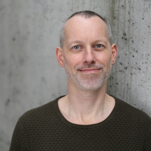 Portrait picture of the author Rob Bors