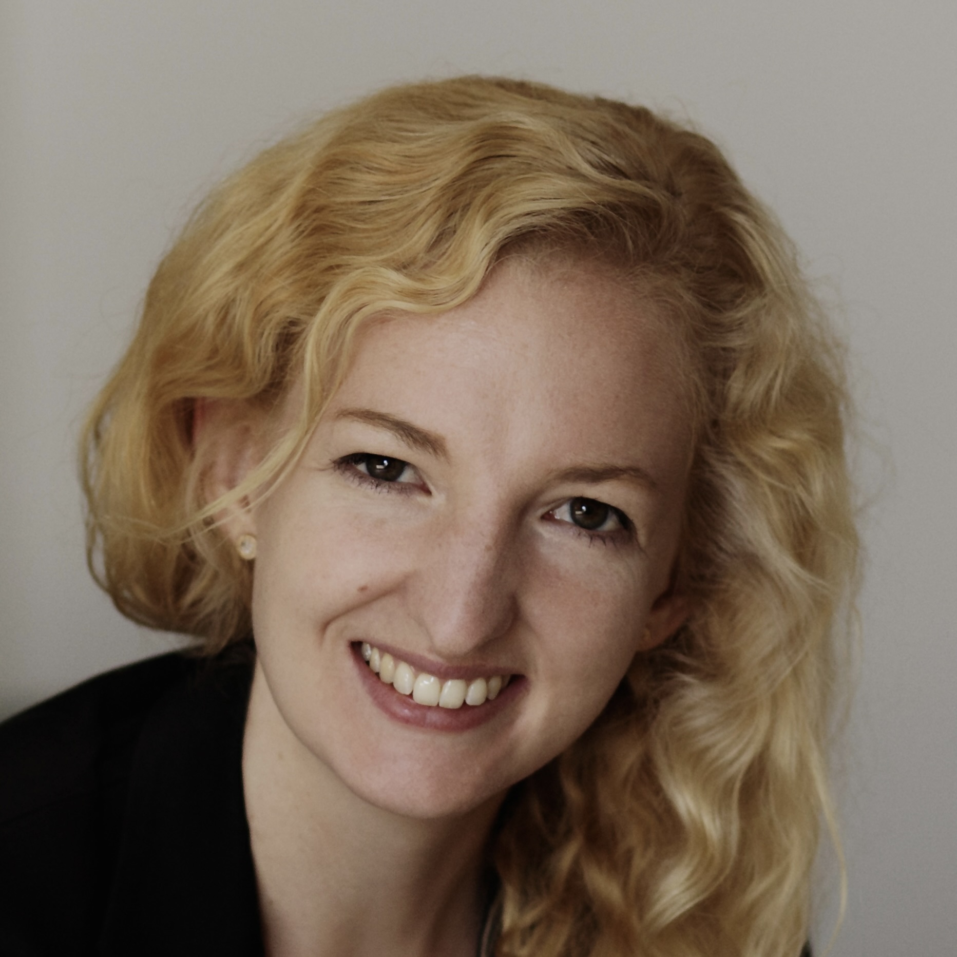 Portrait picture of the author Tabea Grünewald