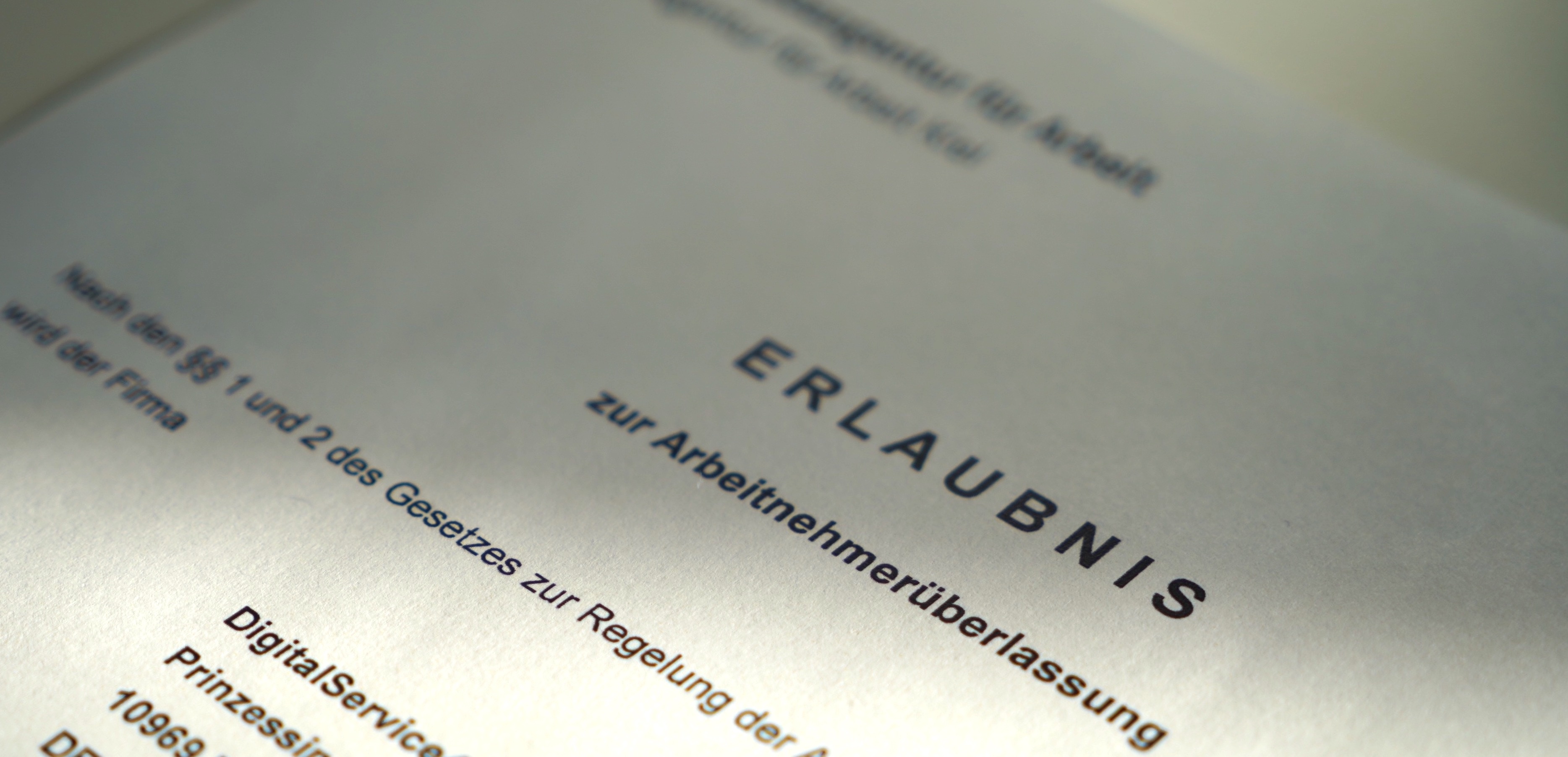 Das Deckblatt einer ausgedruckten Erlaubnis zur Arbeitnehmerüberlassung zwischen der DigitalService GmbH des Bundes und einem MInisterium