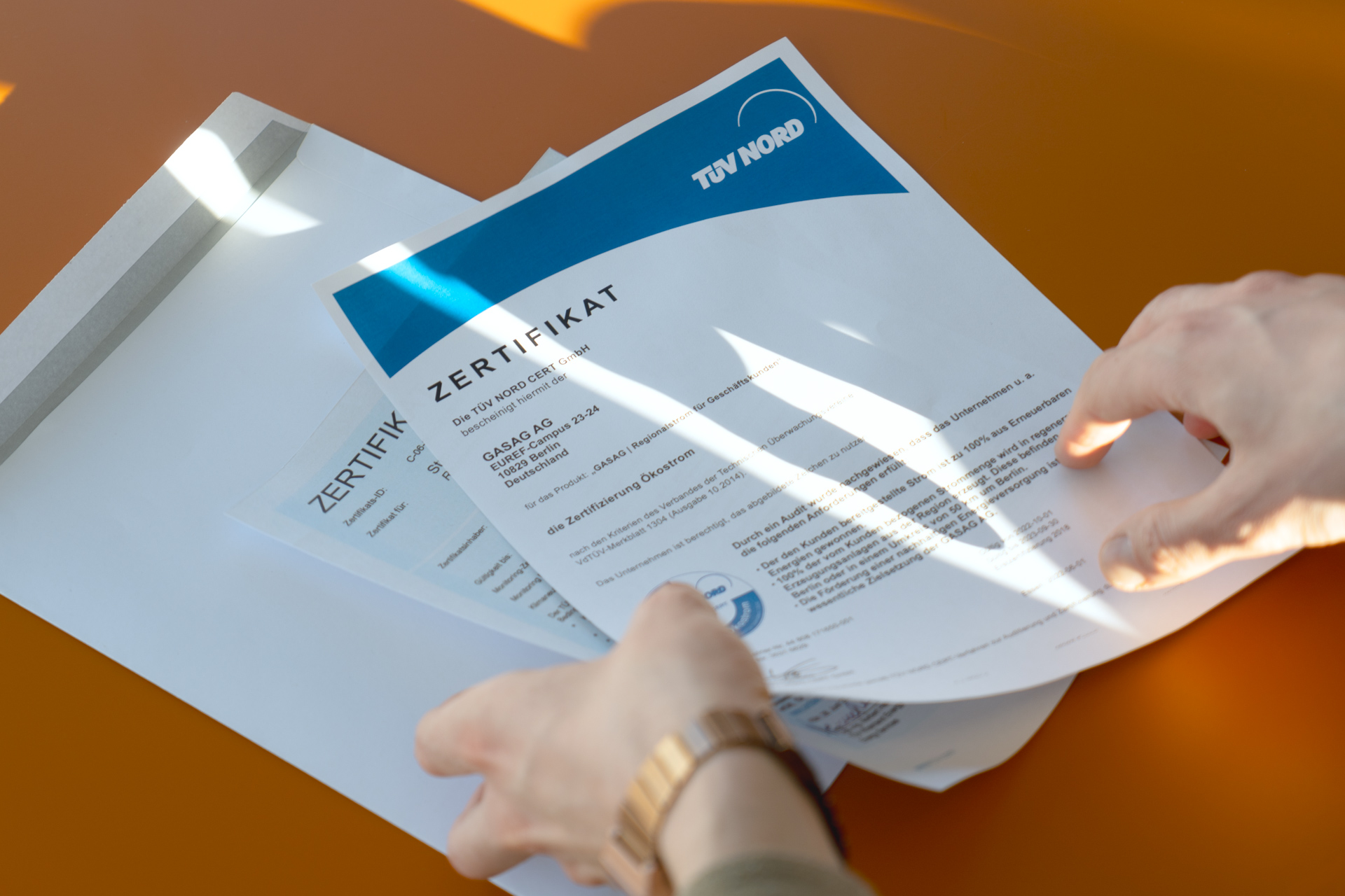 The green electricity certificate from DigitalService is lying on a table.