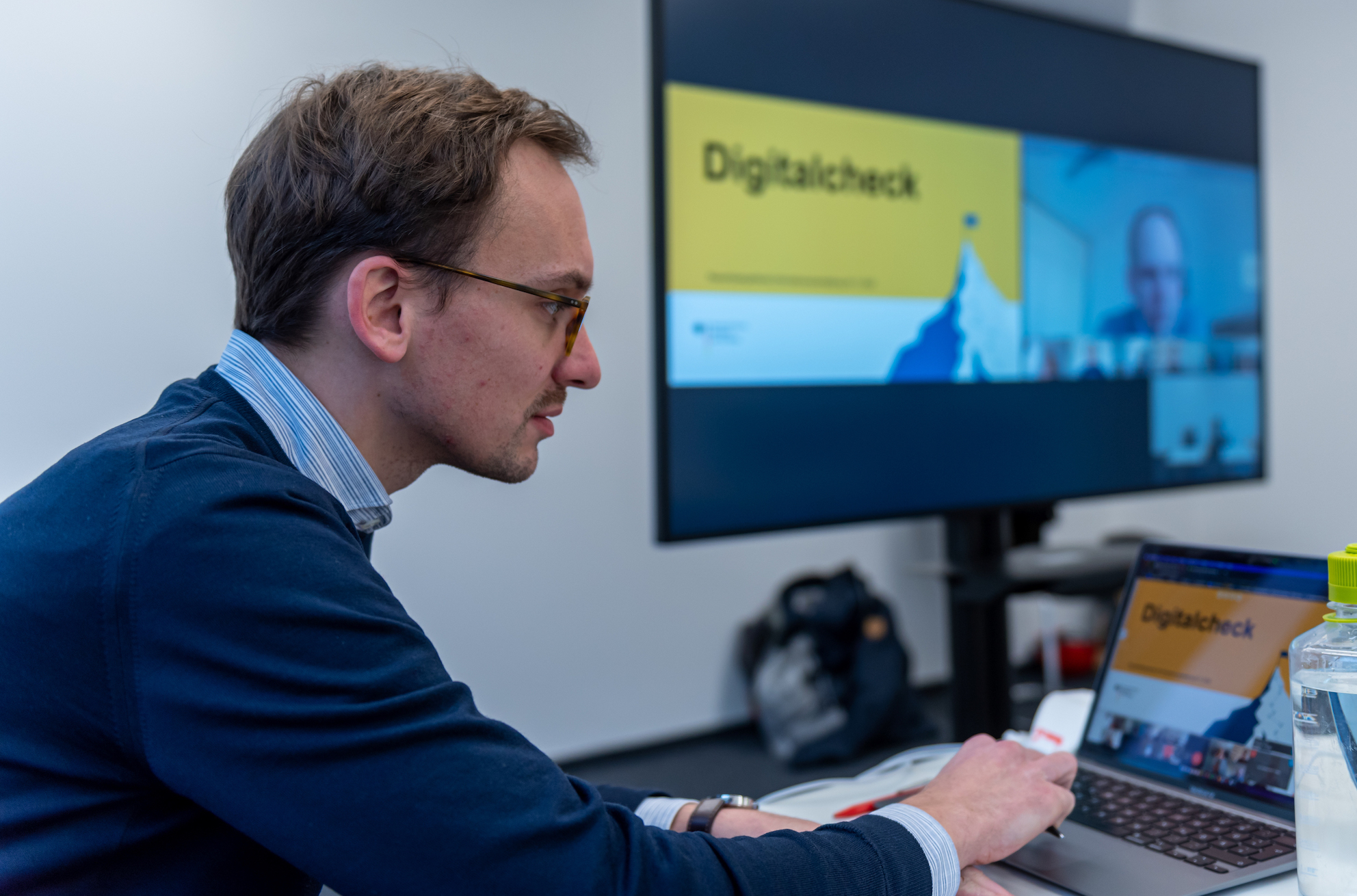 Dr. Jakob Häußermann in einem hybriden Meeting zur Besprechung der Digitalcheck Beta-Version