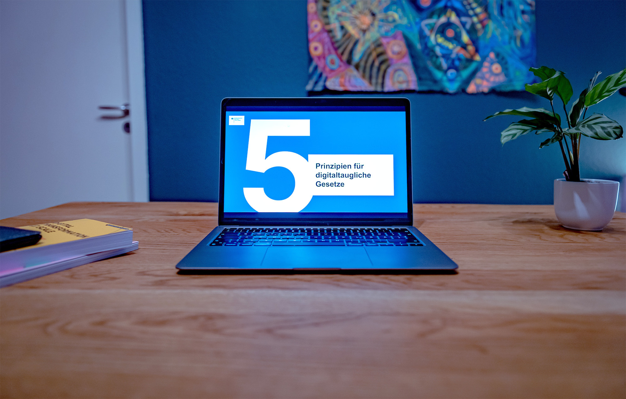Auf einem Laptop ist die Folie „5 Prinzipien für digitaltaugliche Gesetze“ zu sehen