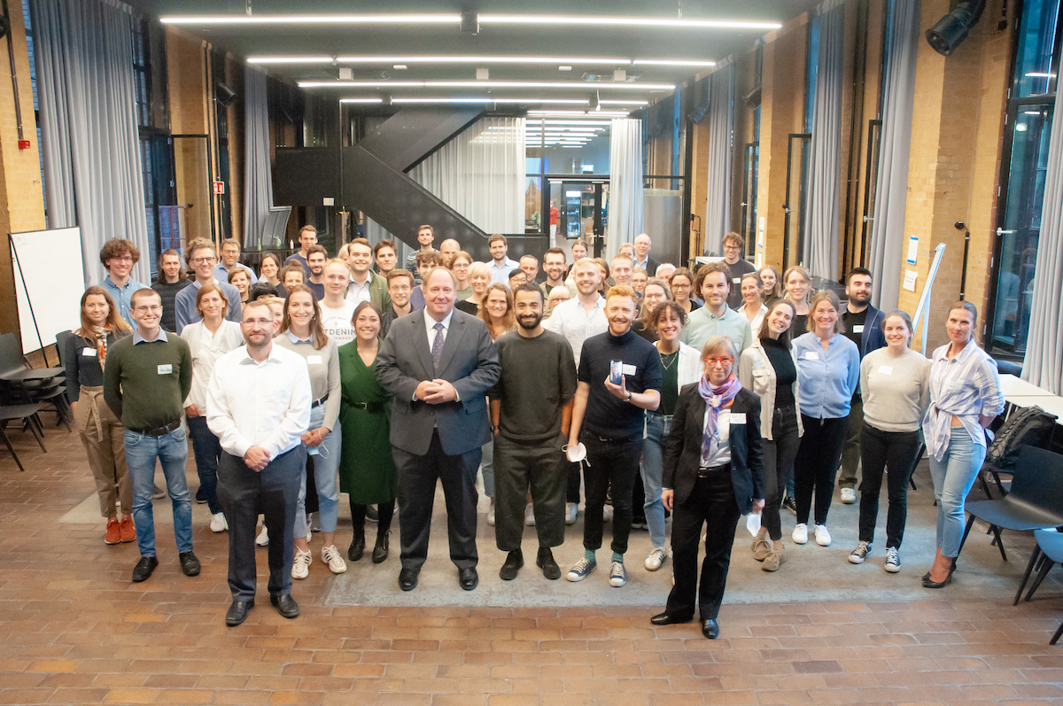 Gruppenfoto Helge Braun mit den Tech4Germany Fellows 2021