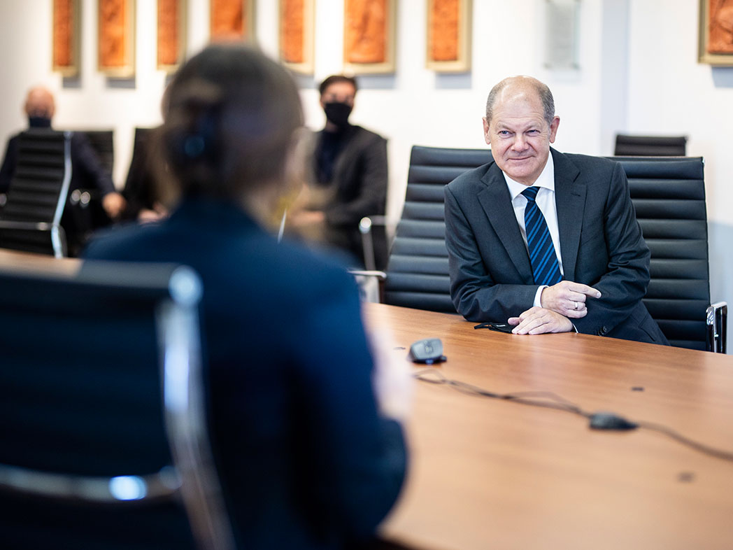 Bundesfinanzminister Olaf Scholz im Gespräch mit Team Steuerlotse 2020