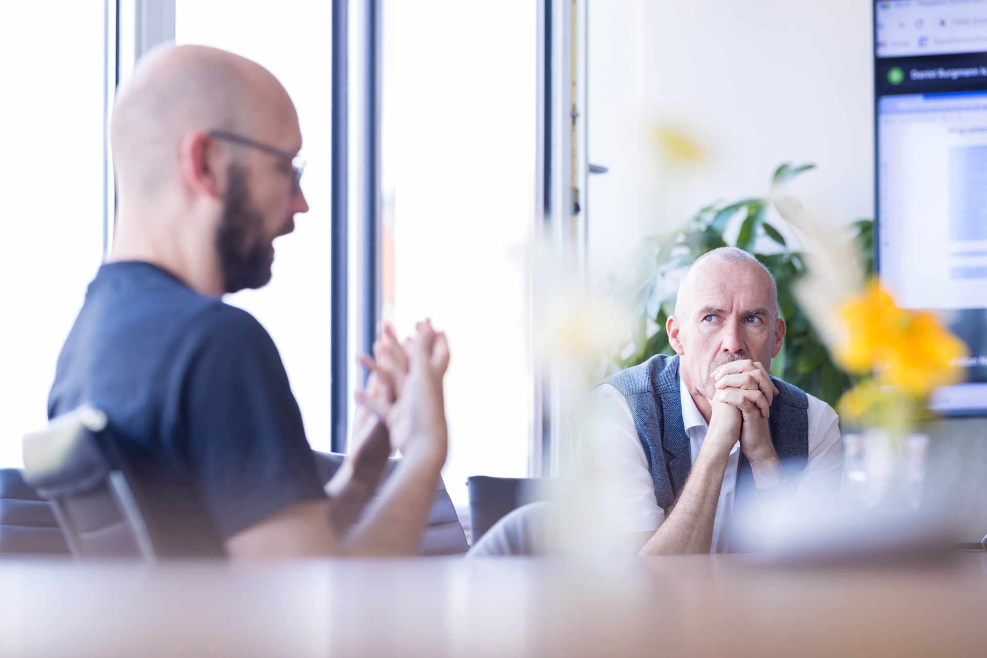 Author Jörg Ihlefeld listening to one of his team members talking in the DigitalService office