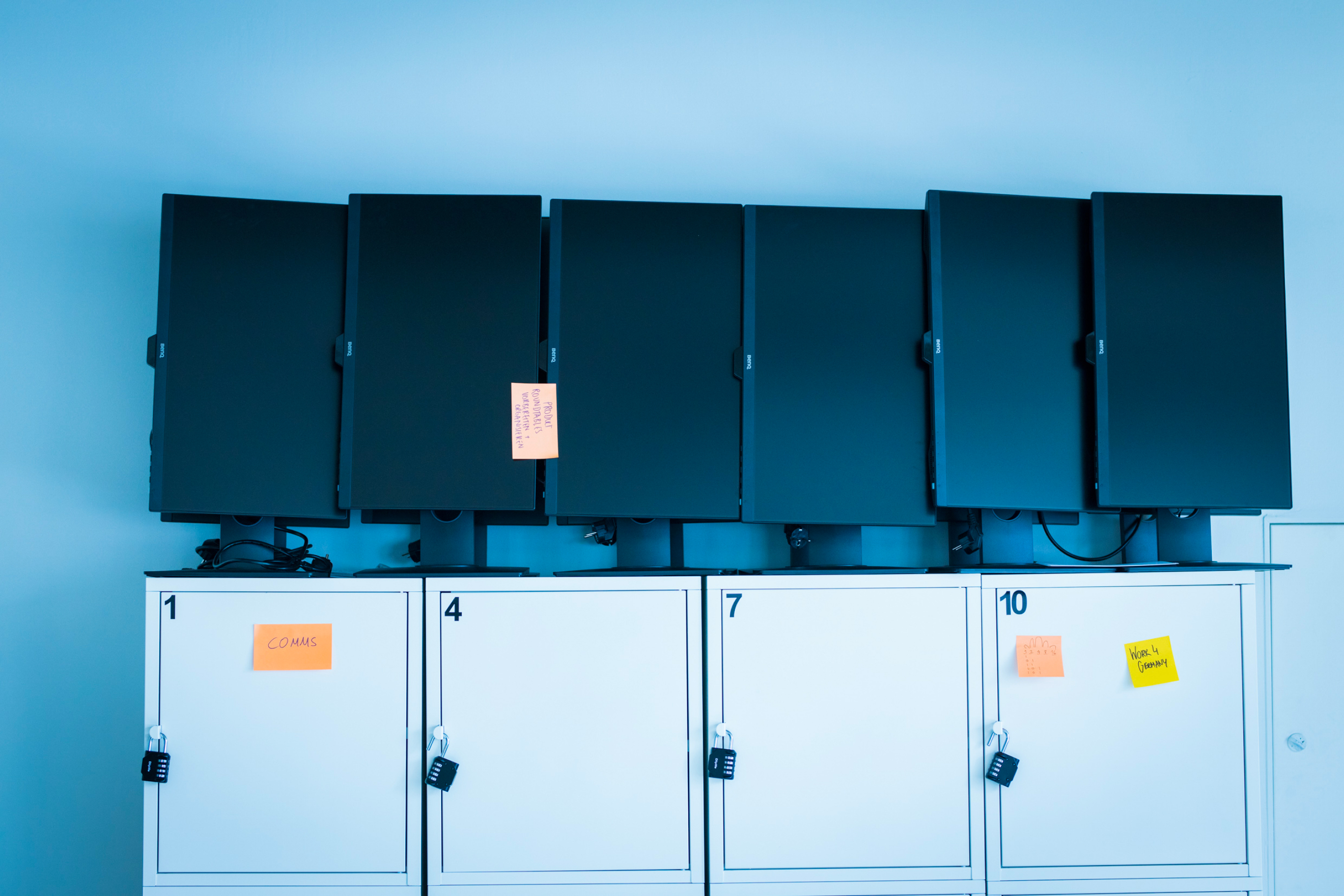 Monitore aufgereit auf einem Schrank