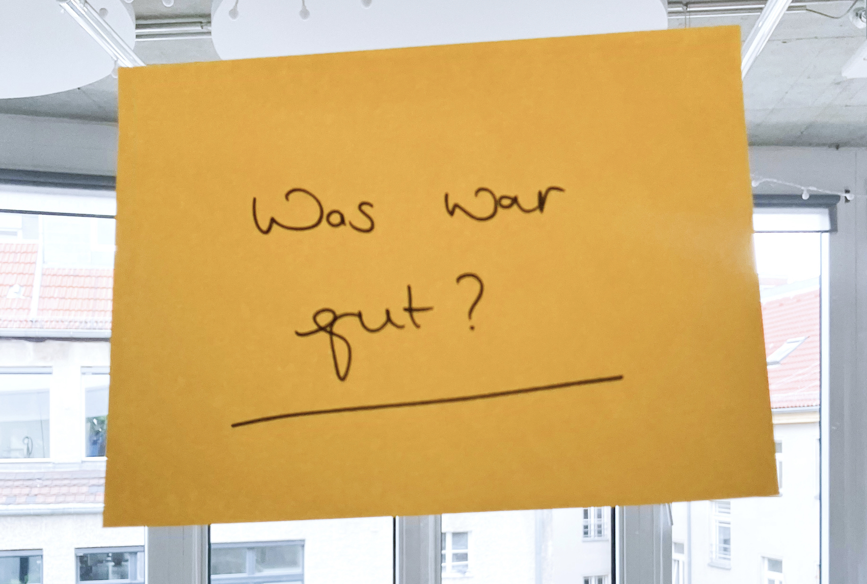 Auf einem Post-it steht „Was war gut?“