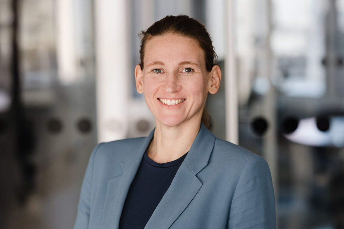 Porträtbild von Claudia Straub.