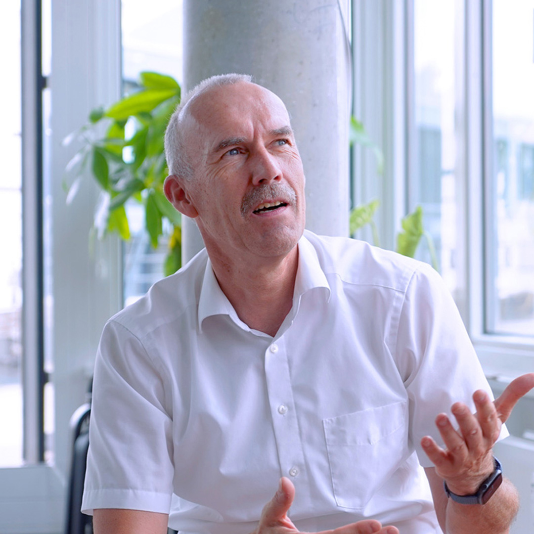 Jörg Ihlefeld gesticulating on the couch.