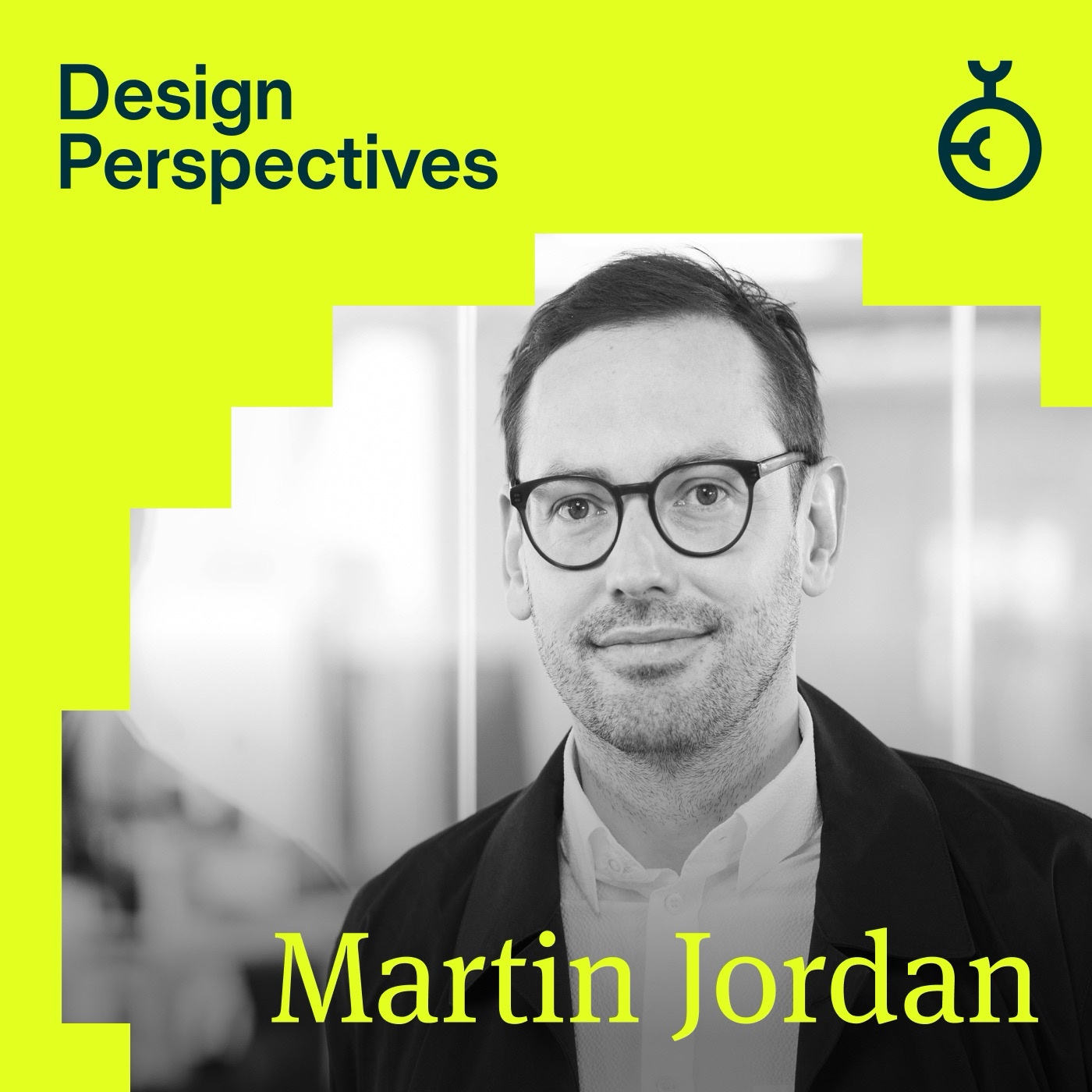 Porträtfoto von Martin Jordan, Head of Design beim Digital Service vor einem verschwommenen Hintergrund. Auf leuchtend gelbem Hintergrund stehen die Wörter 'Design Perspectives' und der Name 'Martin Jordan'.