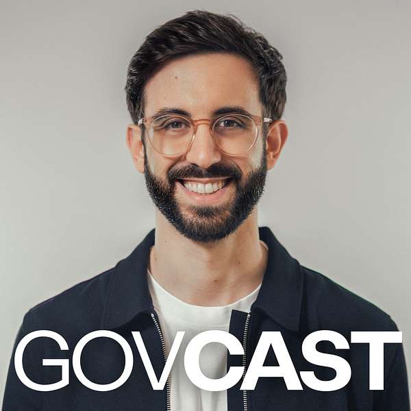 Porträt von Faruk Tuncer, Gründer und CEO des GovTechs Polyteia und Podcast-Host, vor grauem Hintergrund. Unten im Bild steht groß der Schriftzug 'GOVCAST'.