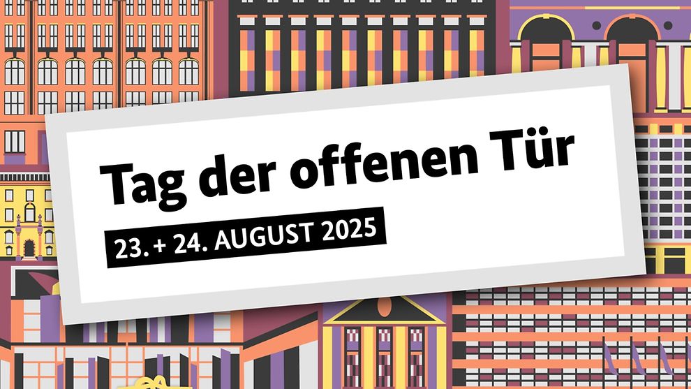 Ein Grafikplakat mit der Aufschrift „Tag der offenen Tür“ und dem Datum „23. + 24. AUGUST 2025“ vor einem Hintergrund aus stilisierten Gebäuden.