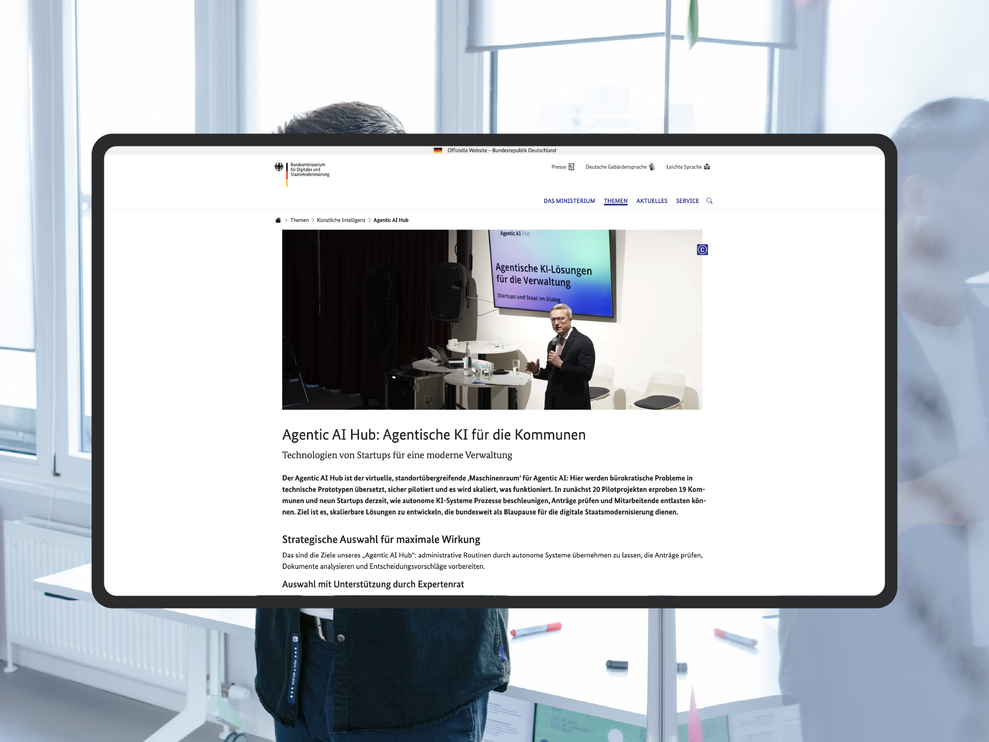 Screenshot of the website of the Federal Ministry for Digital Transformation and Government Modernisation on the topic “Agentic AI Hub: Agent-based AI for Local Governments.”; the DigitalService office can be seen in the background as a visual style element