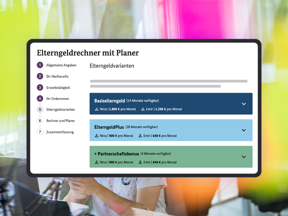 Screen view “Parental allowance calculator with planner”. Three parental allowance variants are suggested: “Basic parental allowance”, “Parental allowance plus”, “+partnership bonus”; the DigitalService office can be seen in the background as a visual style element