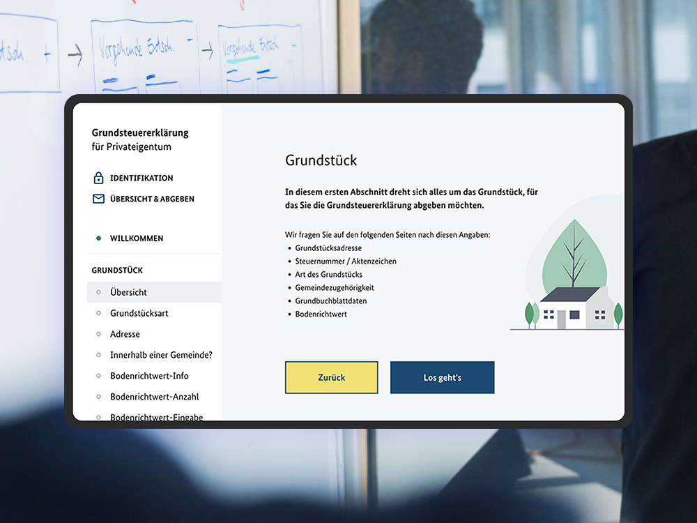 Die Startseite des Online-Services „Grundsteuererklärung für Privateigentum“ auf einem Tablet; als visuelles Stilmittel sieht man im Hintergrund das Büro des DigitalService