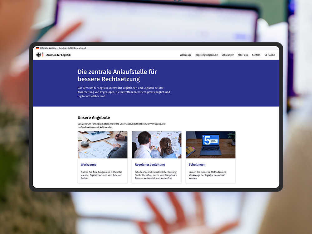 Startseite des Internetauftritts des Zentrum für Legistik; als visuelles Stilmittel sieht man im Hintergrund das Büro des DigitalService