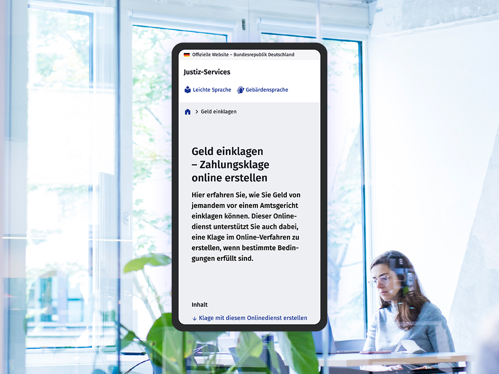 Ein Mock-Up für ein zivilgerichtliches Online-Verfahren auf einem Smartphone zeigt den Bereich „Geld einklagen – Zahlungsklage online erstellen“; als visuelles Stilmittel sieht man im Hintergrund das Büro des DigitalService