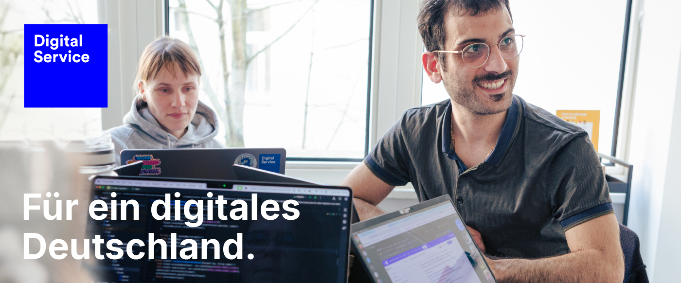 2 arbeitende Personen mit Laptops mit Schriftzug "Für ein digitales Deutschland."