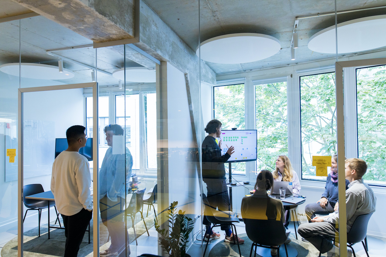 Personen im Meeting im ersten eigenen Büro im August 2021