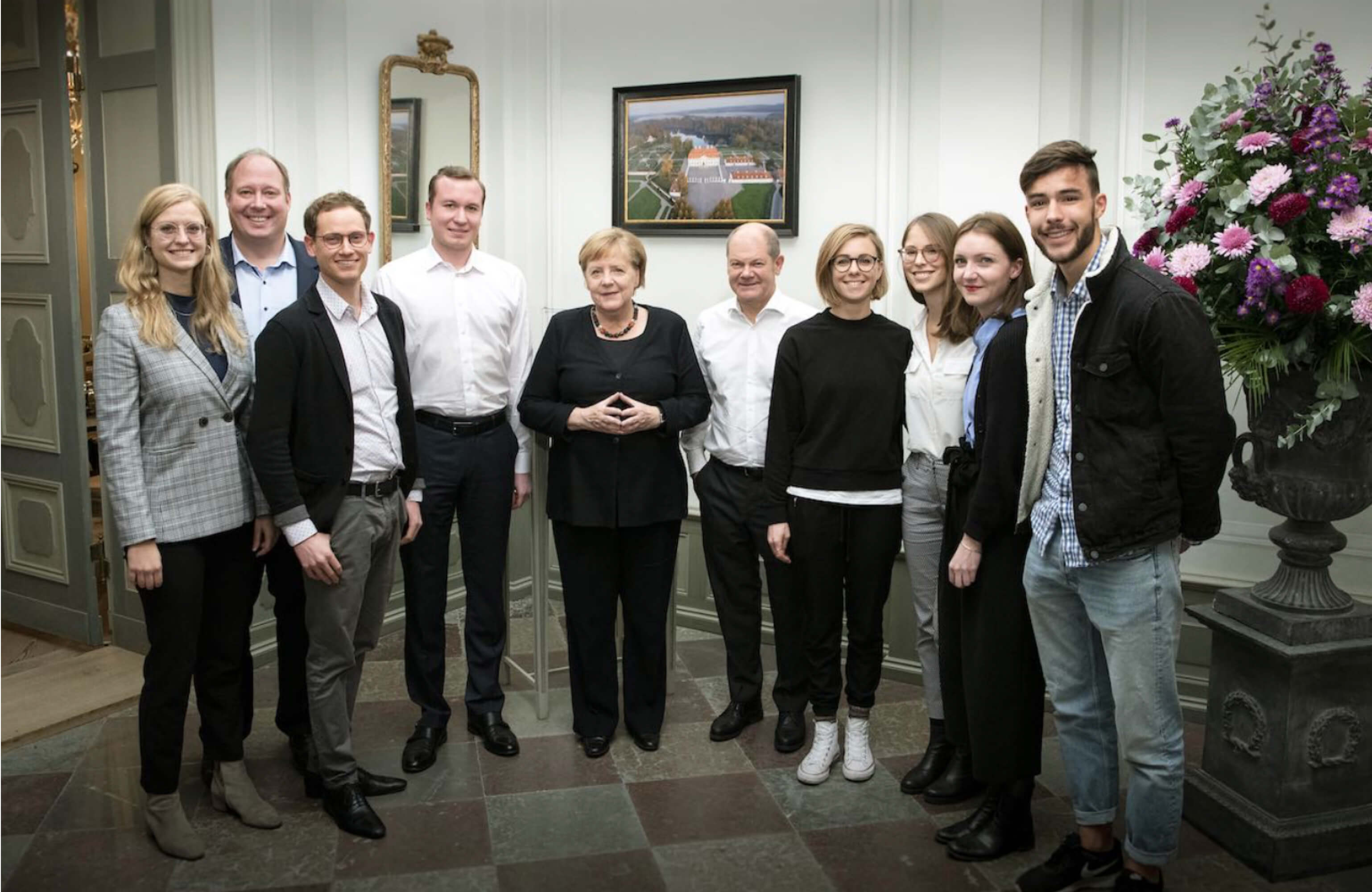 Gruppenfoto zur Vorstellung der Tech4Germany Ergebnisse vor dem Bundeskabinett im November 2019